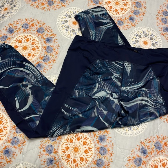 Blue Pattern Nike Running Crops - Picture 2 of 4